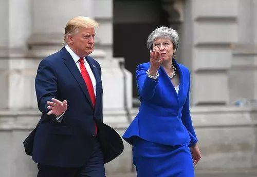 2019年6月4日A英國倫敦A英國首相文翠珊與到訪美國總統特朗普在去記者會的路上C新華社/法新