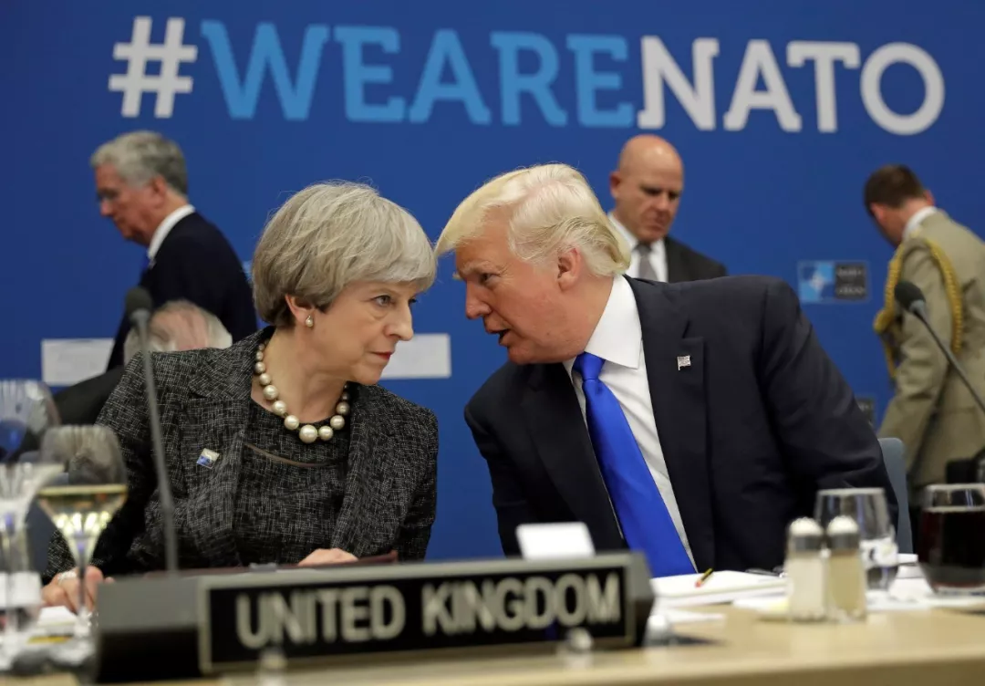 2017年5月25日A在比利時布魯塞爾A美國總統特朗普與英國首相文翠珊在北約峰會上交談C新華社/路透 