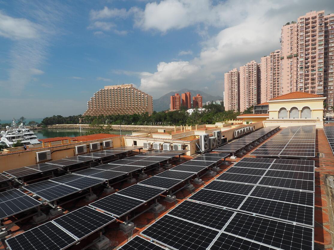 機電署調查顯示A如充分利用大廈天台裝太陽能  香港每年可多發最高8億度電C圖為位於商廈天台的太陽能板]資料圖片^