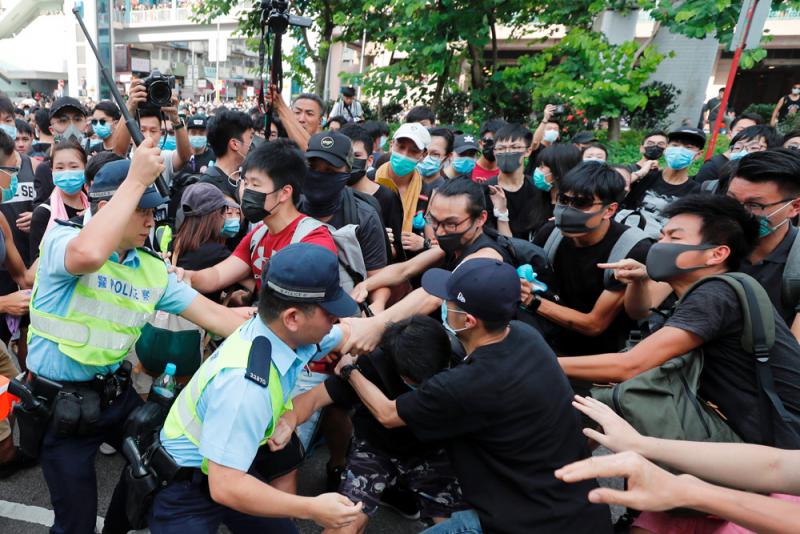 7月13日在上水遊行後的非法集結，多批暴徒蓄意使用鐵枝、疑似刺激性粉末等不同武器襲擊警察（大公報）