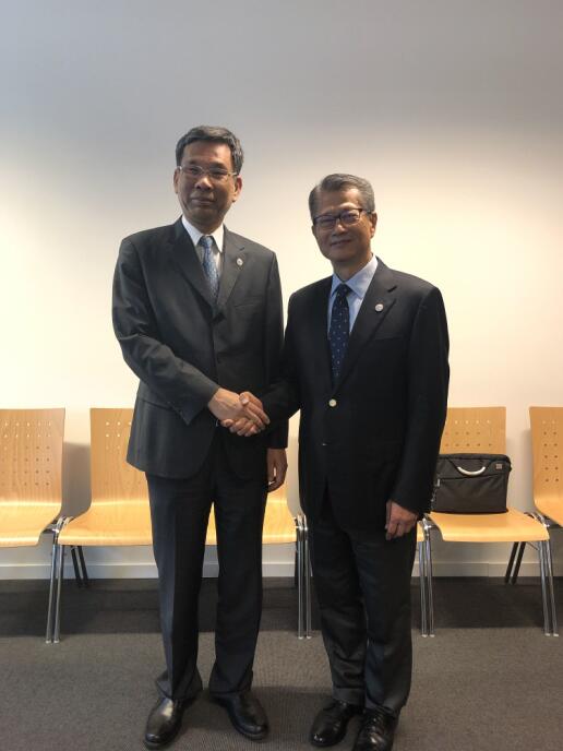 財政司司長陳茂波(右)昨日(13日)在盧森堡與國家財政部部長劉昆會面