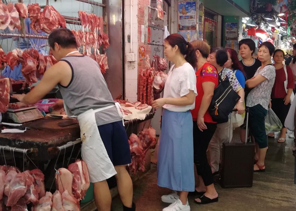 供港活豬量減少，鮮豬肉價格高企。圖為市民排隊輪候購買新鮮豬肉（香港中通社資料圖片）