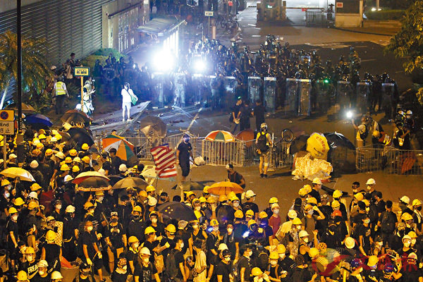 ■警方開始對源禾路的非法集結者清場。 香港文匯報記者 攝