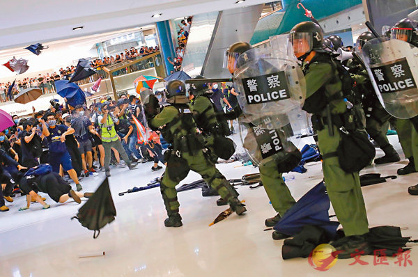 ■暴力示威者在商場內飛遮插向警員。 路透社