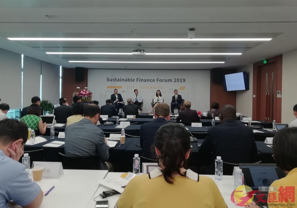  內地首個學界和業界專家對話交流的可持續金融論壇在深圳高等金融研究院舉行A吸引了數百人參加]記者 李昌鴻 攝^