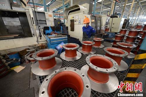 機械加工廠工人正在生產C ]中新社記者 攝^