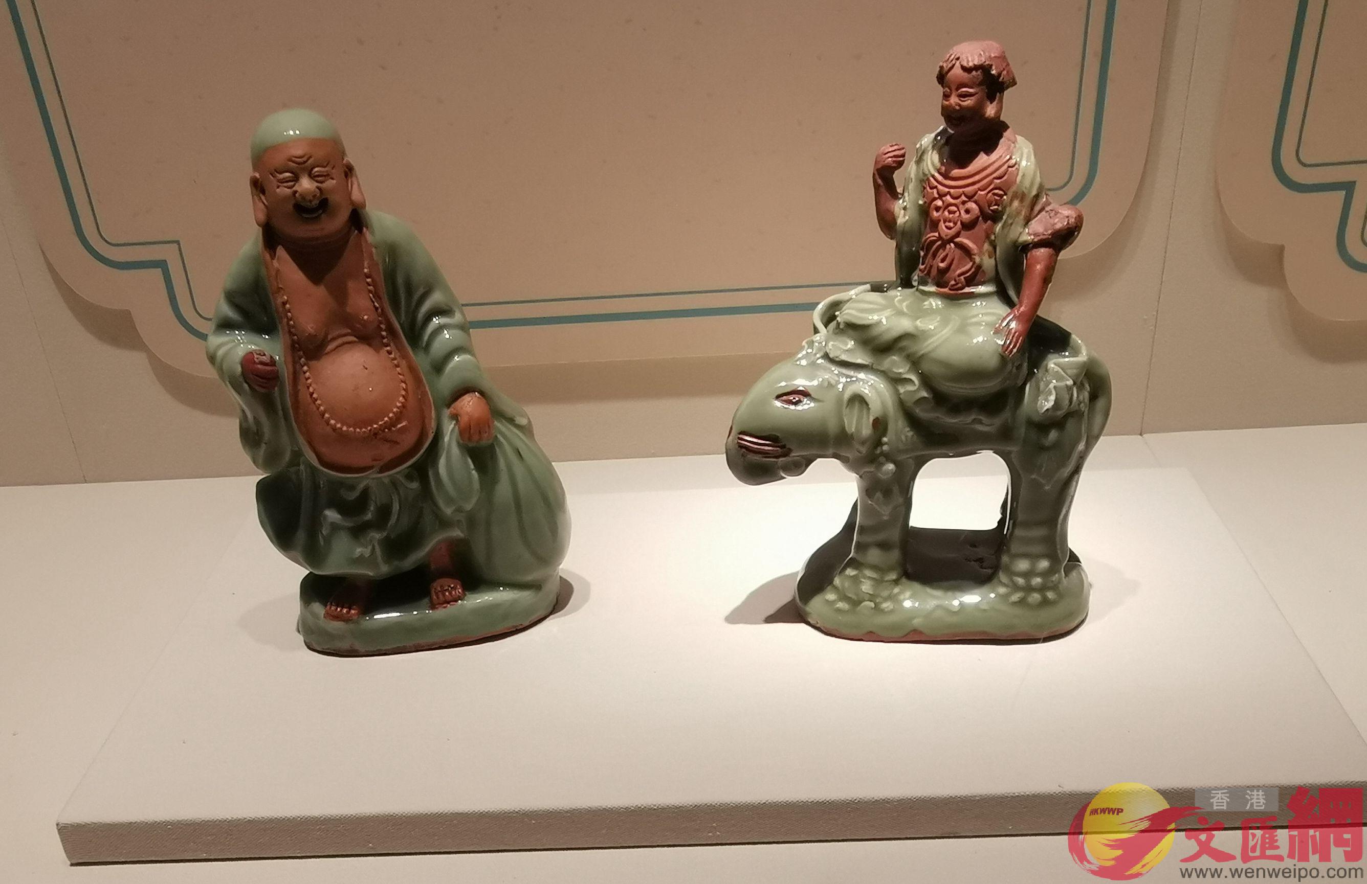 英國大英博物館藏明代龍泉窯青釉人物塑像C]記者 江鑫嫻 攝^
