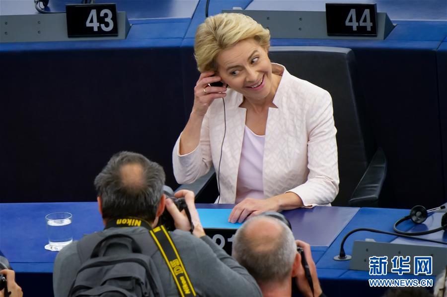 7月16日A在法國斯特拉斯堡歐洲議會總部A馮德萊恩得知當選下屆歐盟委員會主席後露出笑容C]新華社^