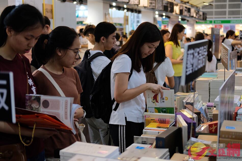 香港書展今日開幕A大批市民選購心儀圖書(大公文匯全媒體記者麥鈞傑攝)