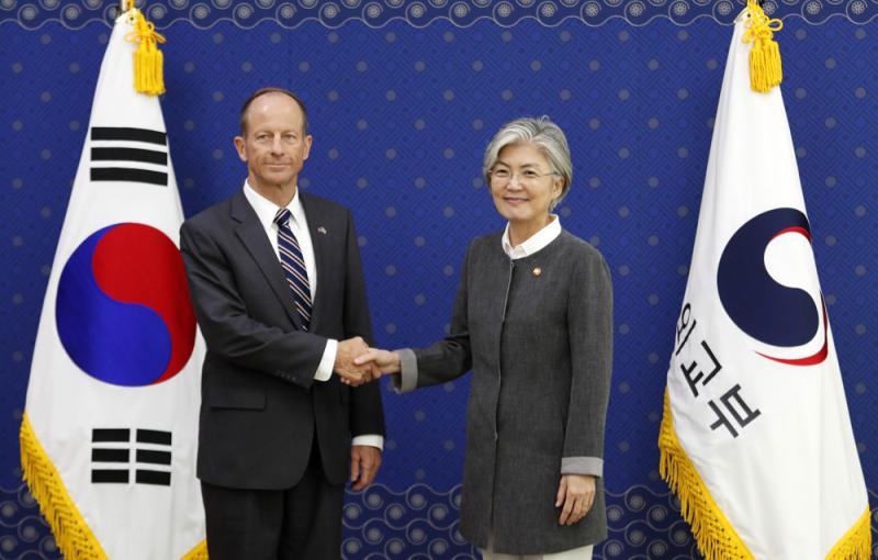 韓國外長康京和(右)與美新亞太助卿史迪威17日會晤]美聯社圖片^