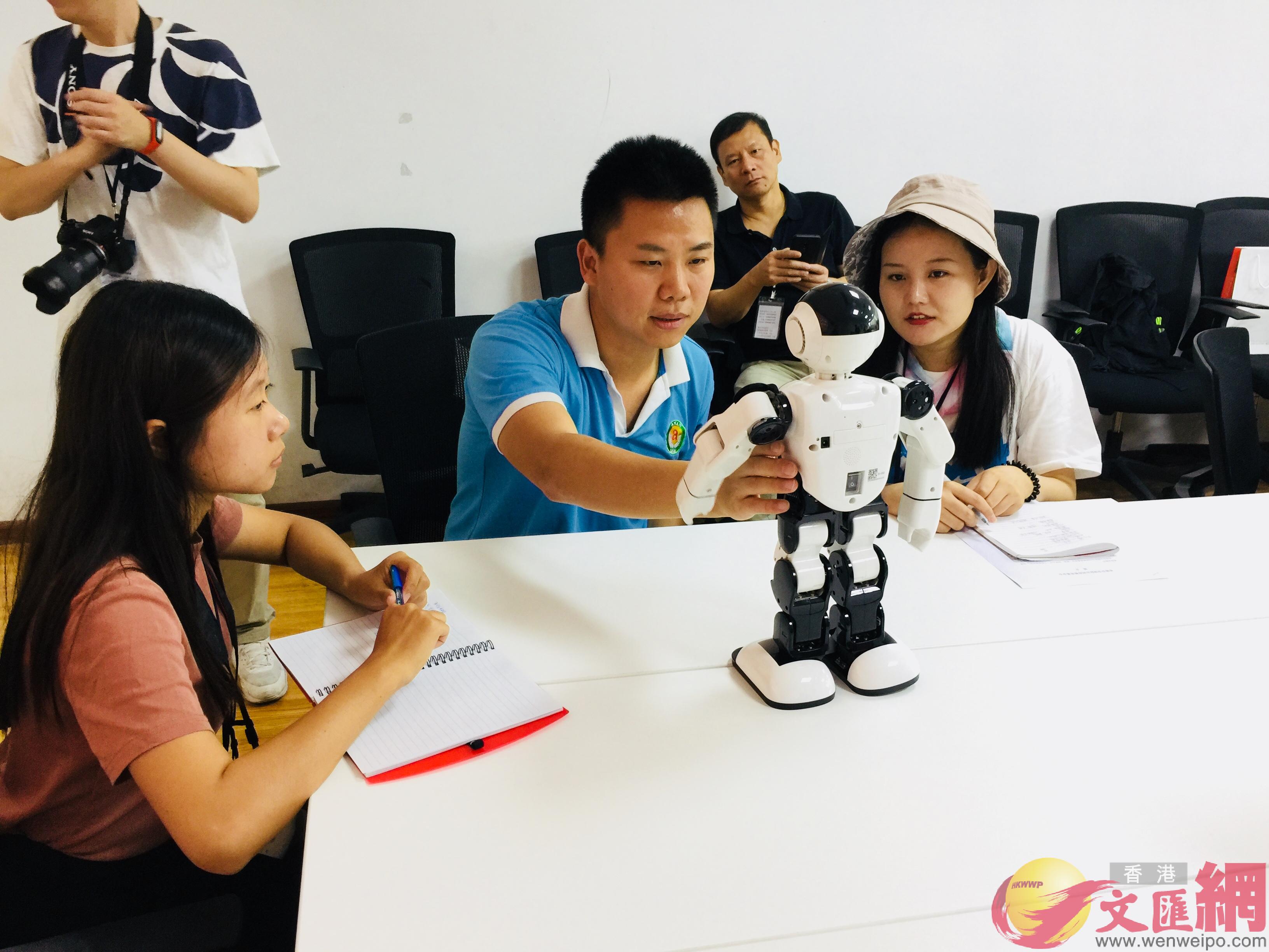 香港學子對於安安教育展示的機器人教學很感興趣。（記者 楊奕霞 攝）
