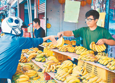 台灣大學生休學回屏東老家幫忙賣香蕉C