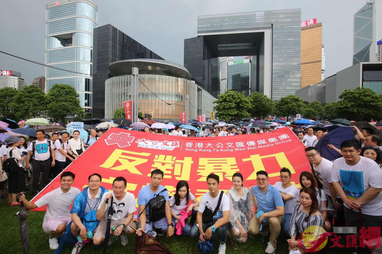 市民和團體高舉u反對暴力 守護香港v橫幅(大公文匯全媒體記者曾慶威攝) 