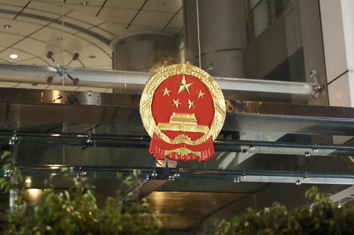 香港中聯辦職員昨晚11時許完成更換被弄污的國徽]大公文匯全媒體記者李斯哲攝^