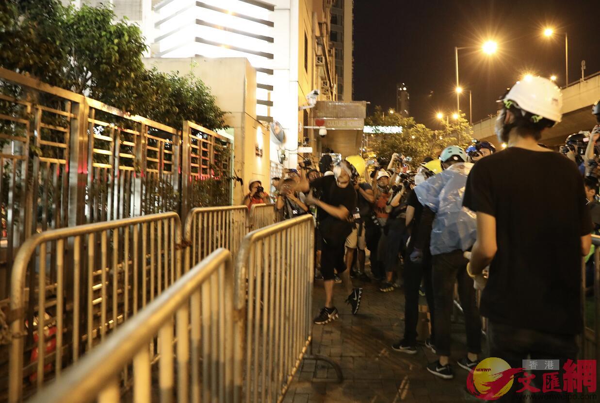 一群暴徒今晚衝擊香港中聯辦]大公文匯全媒體記者攝^