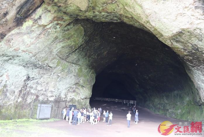 學子們參觀嘎仙洞