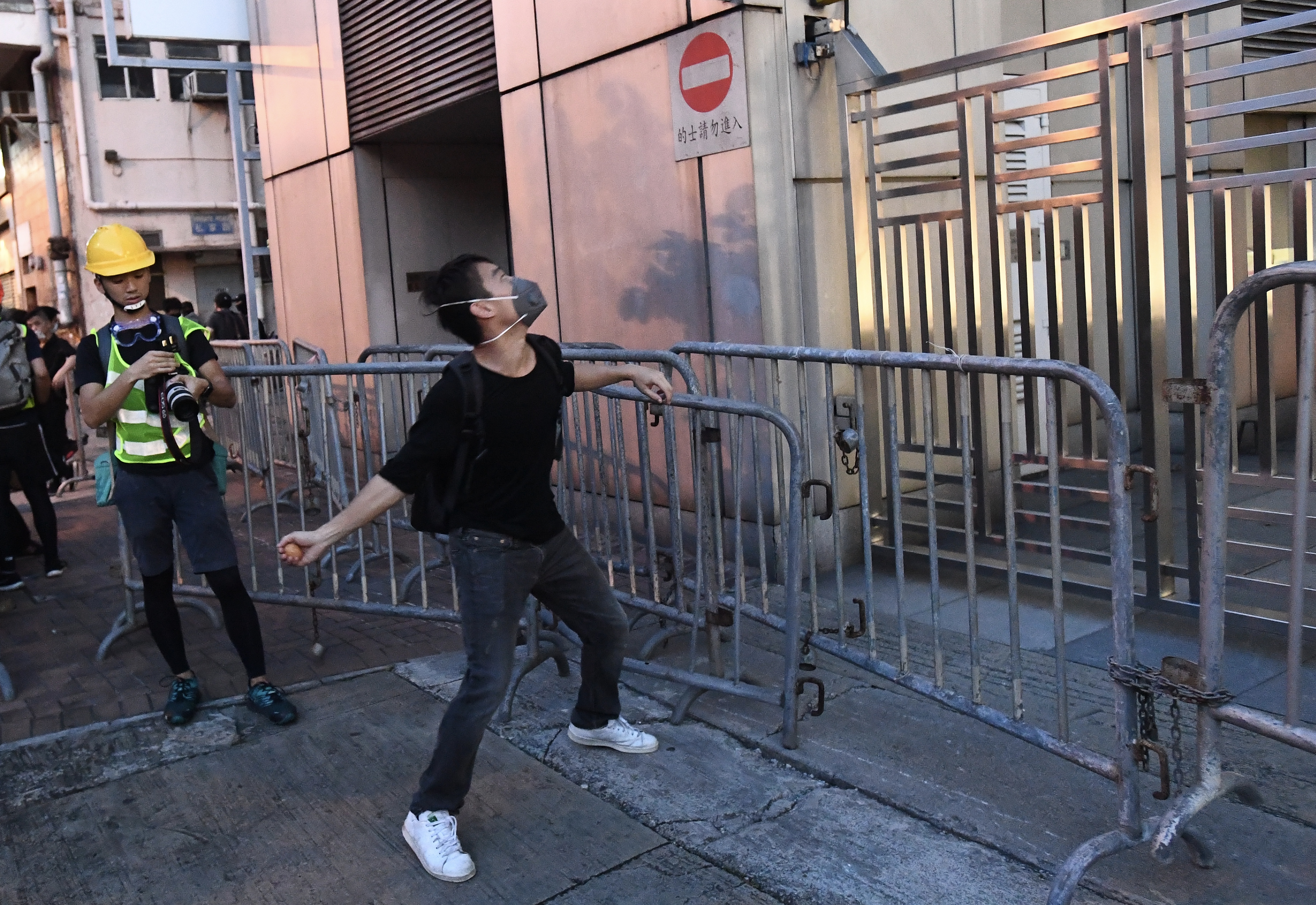 香港暴徒21日向中聯辦大樓投擲雞蛋]圖片來源G中新社^