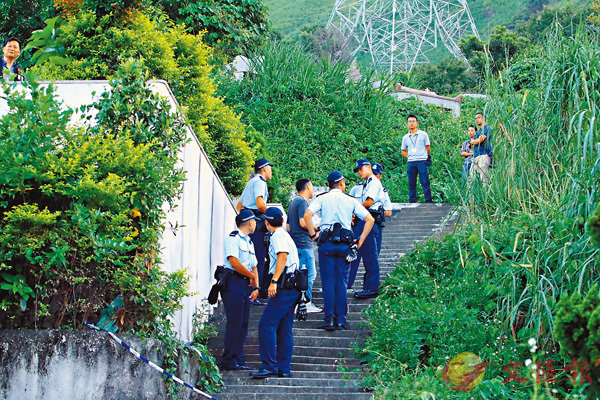 警方到場調查A案件列作刑事毀壞案C 香港文匯報記者 攝