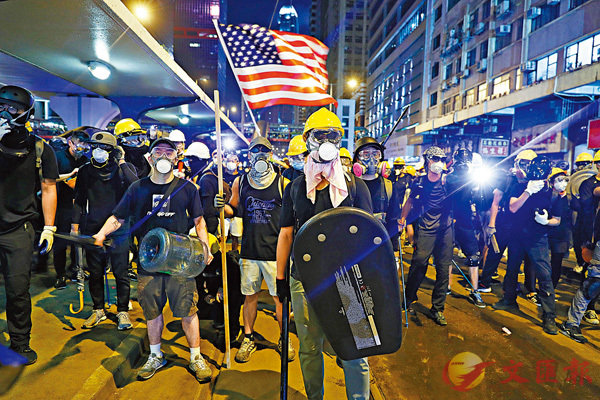 7月21日晚A穿黑衣的暴力示威者手持攻擊性武器列陣C 文匯報資料圖片