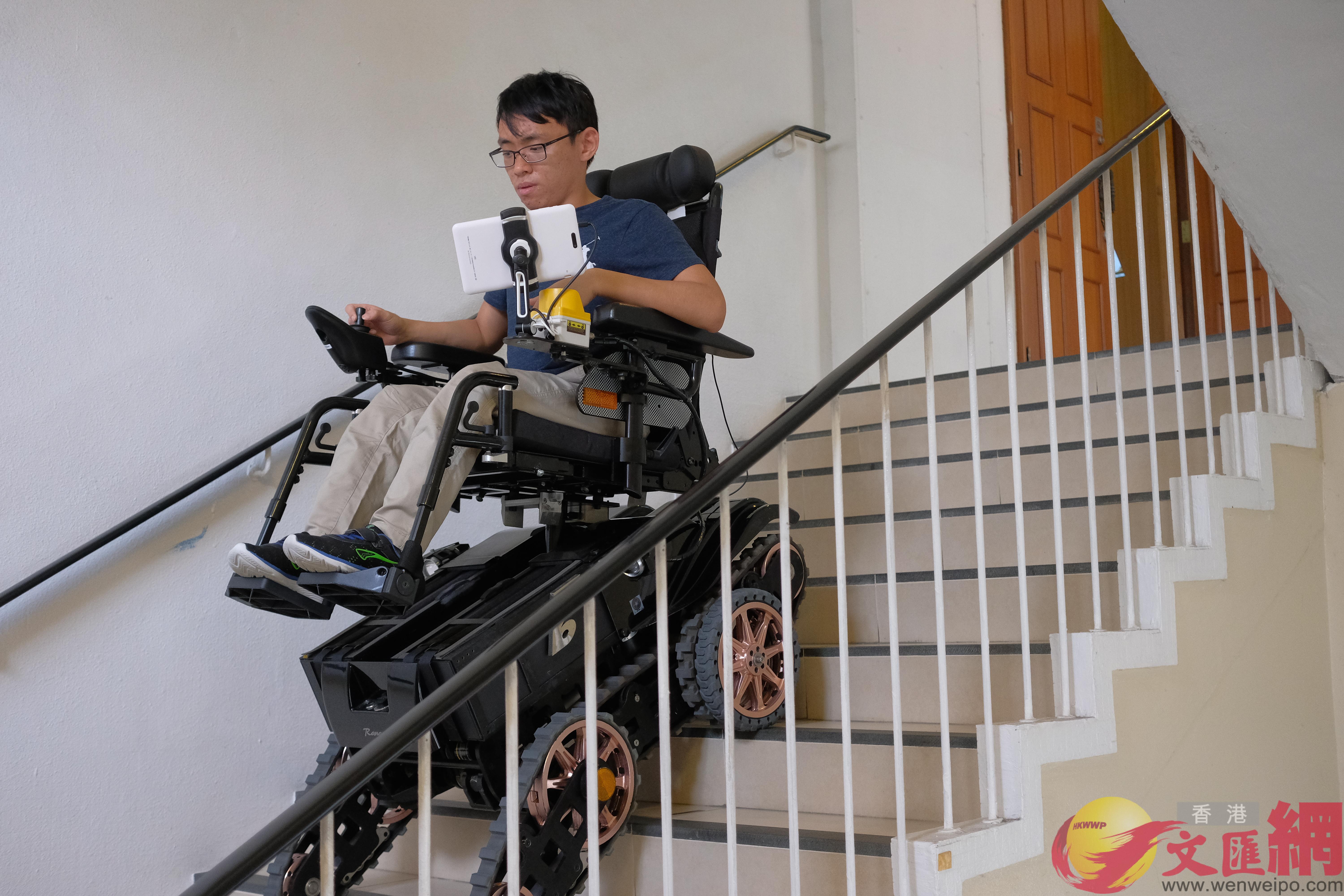 Keith使用電動輪椅上一層樓需約2分鐘