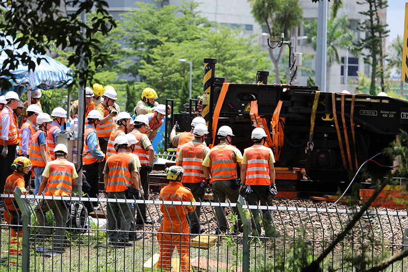 港鐵車務工程總管李家潤表示，已派出100人搶修，冀傍晚繁忙時間前修復。（大公文匯全媒體中心李湃豐攝）
