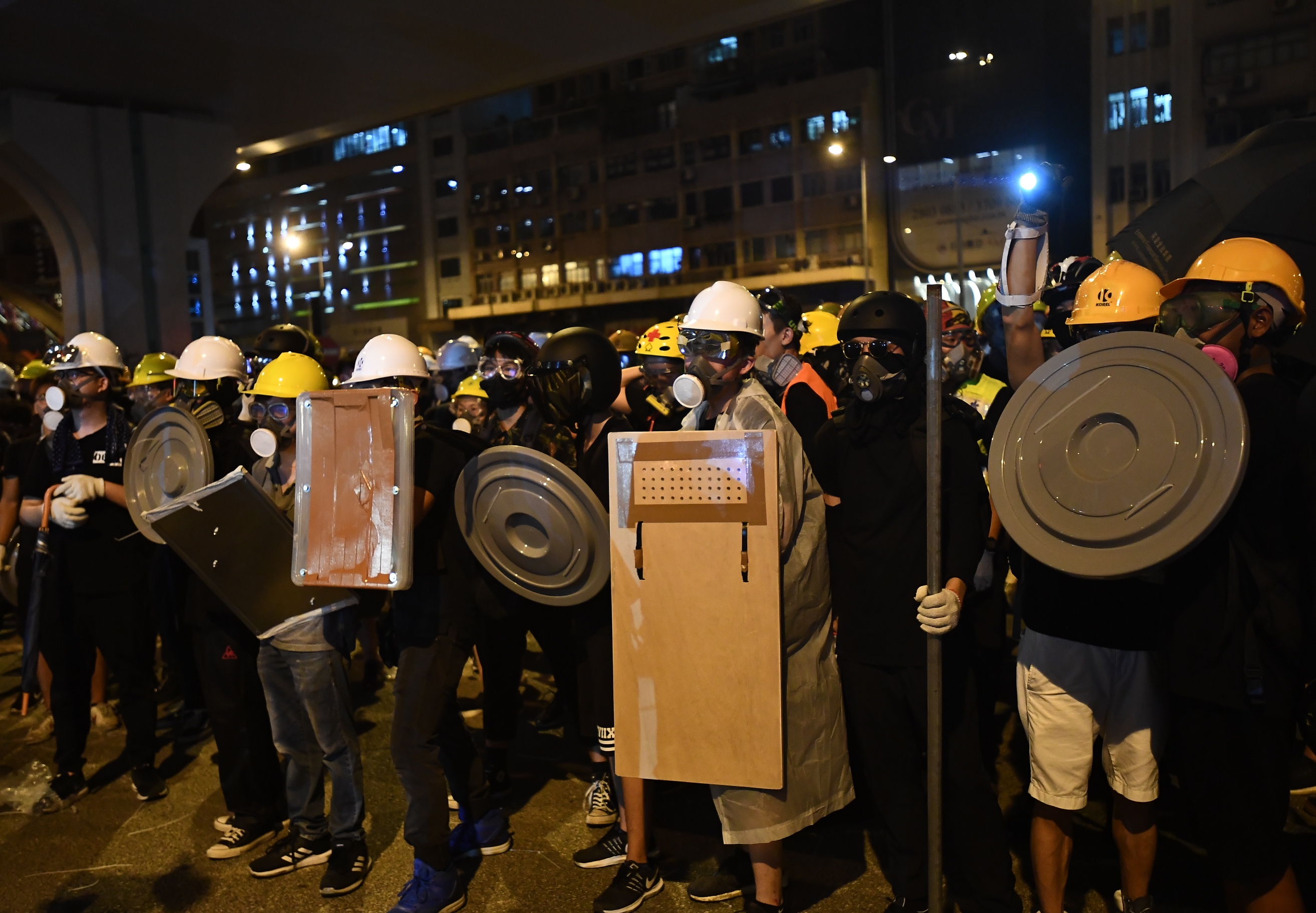 7月21日晚十時許，集結上環的非法示威者用自製武器準備衝擊警方防線。香港中通社圖片 