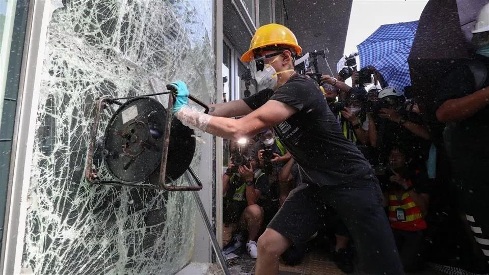 7月1日A暴徒砸毀香港立法院大門 