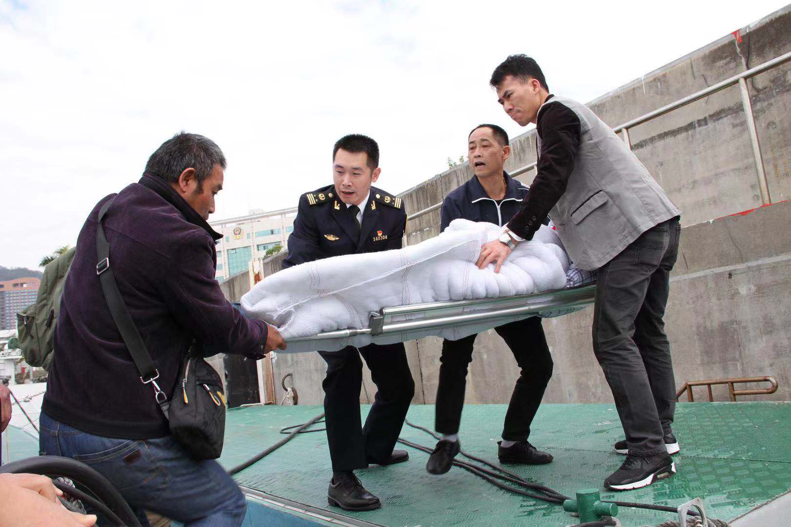 深圳海事局工作人員協助搶救傷員