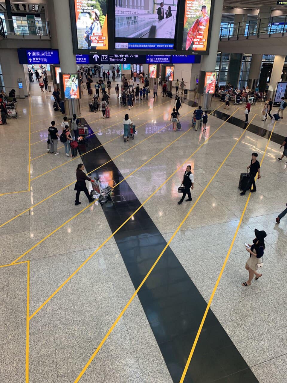 u黑衣人v今天下午在香港機場集會A部分大堂長櫈早前被拆除C(圖自網絡)