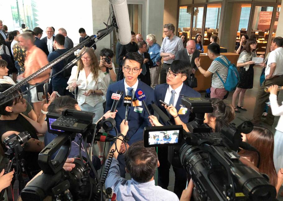 黃台仰(左)和李東昇(右)6月4日在德國國會演講A吸引大批香港記者採訪C圖片來源G中央社