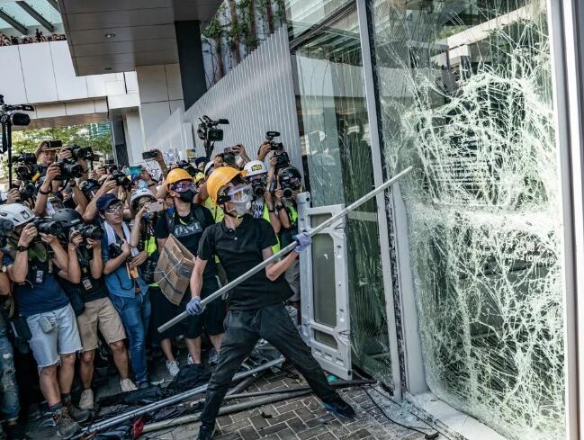 7月1日A香港反修例示威者暴力衝擊佔領立法會 (來源G大公報) 