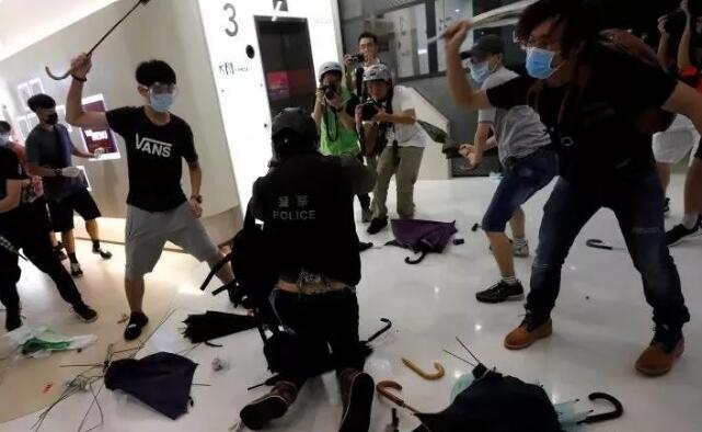 2019年7月13日A香港反對派人士發起所謂u光復上水v反水貨客遊行A在商場內毆打香港警察 (來源G文匯報) 