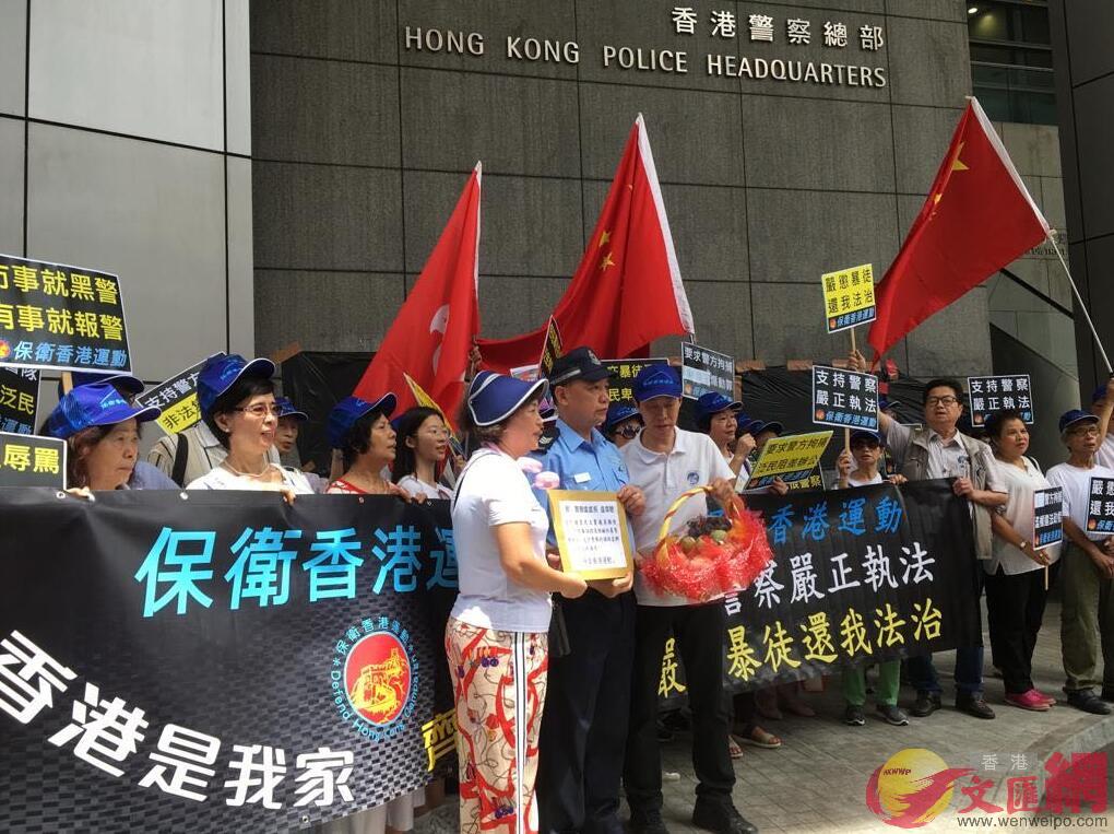 香港市民赴警察總部慰問A讚揚警方果斷出手平定暴亂C