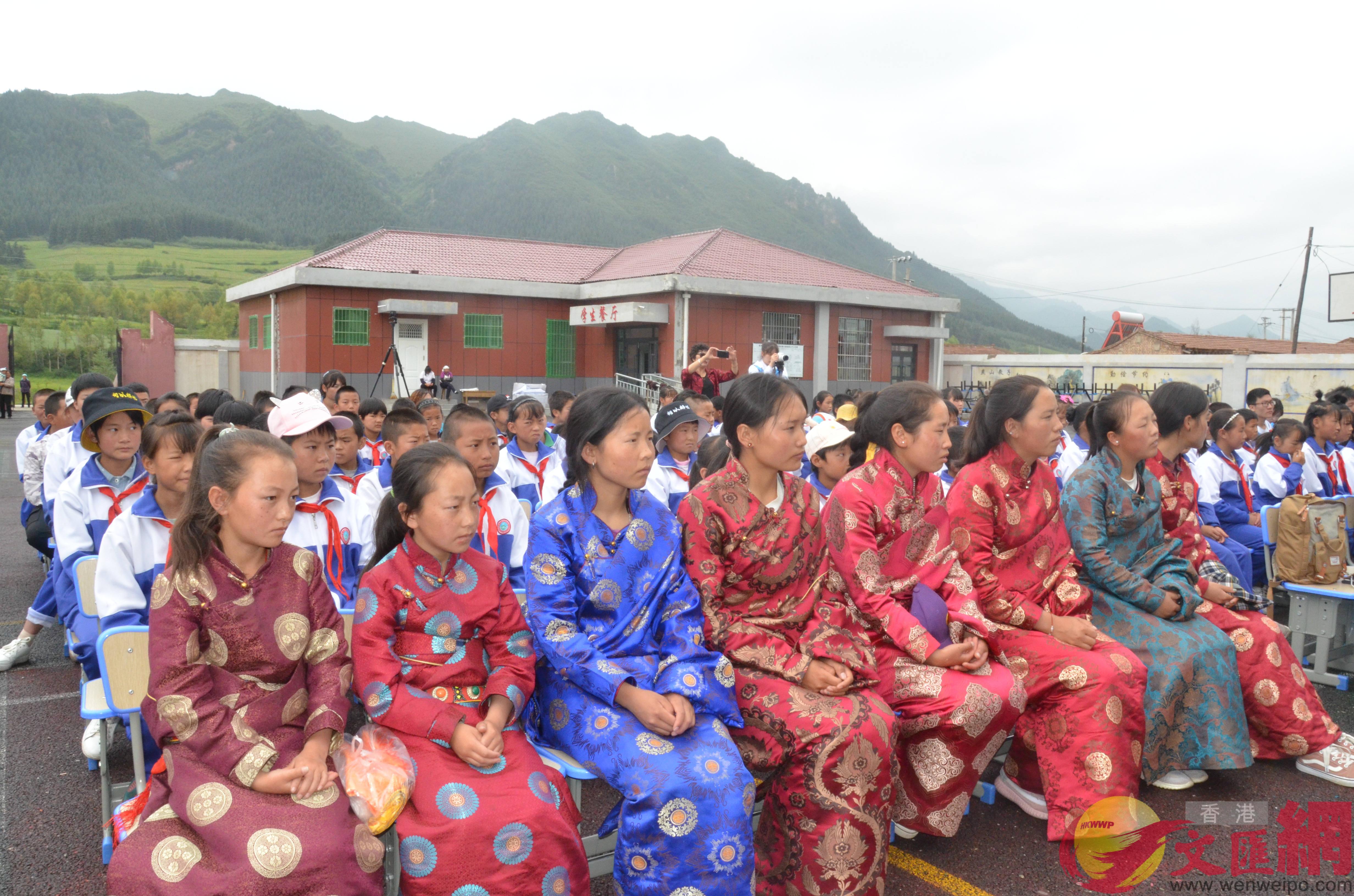 曾受到幫助的青海黃南藏族自治州的藏族學生與卷槽小學學生一起參與了當天的上午u守護天使青藏行v十周年活動C]記者張仕珍 攝^