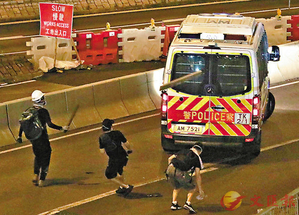 當晚有暴徒追擊警車C香港文匯報記者 攝