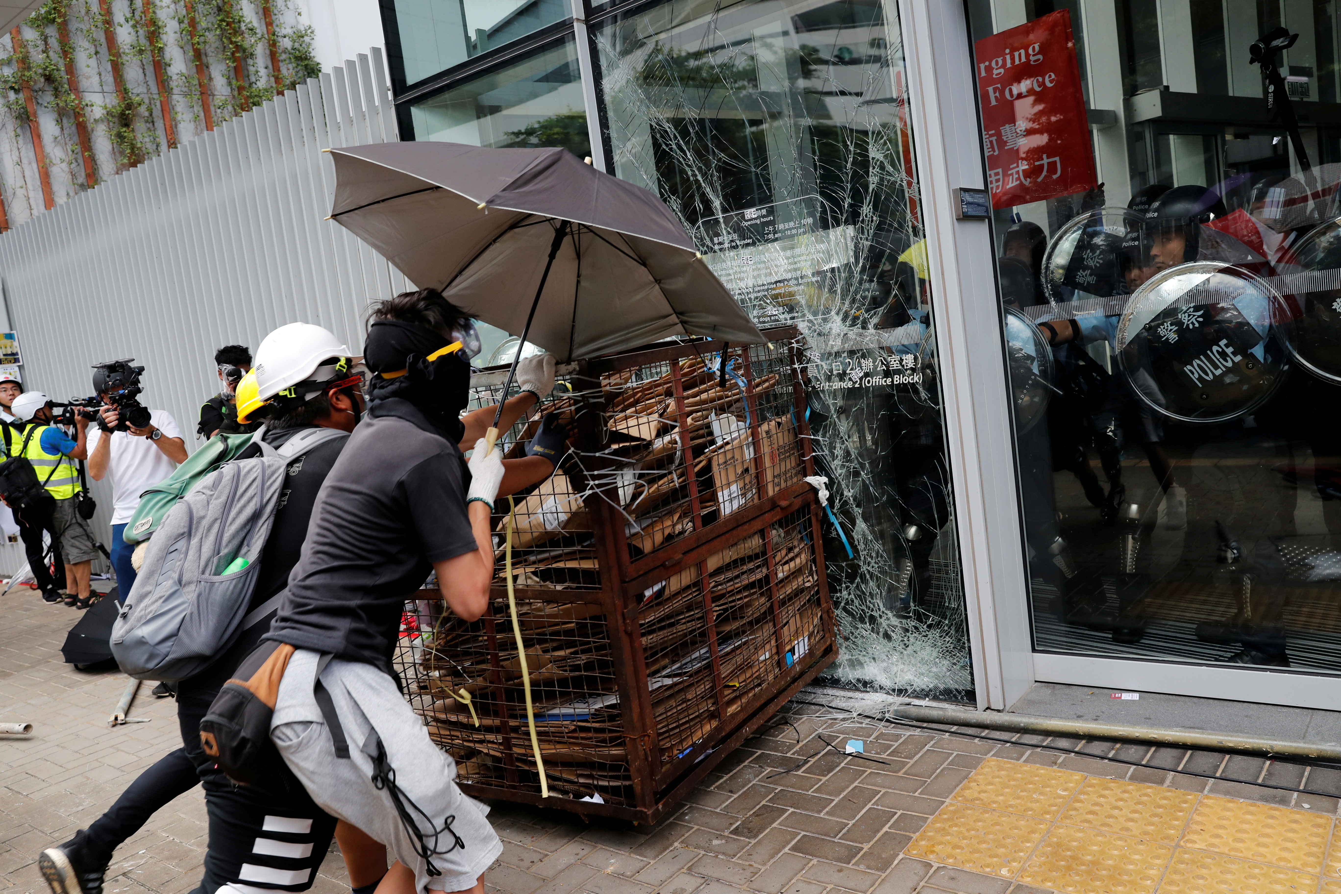 ■暴力示威者用鐵籠車撞破立法會玻璃門。資料圖片