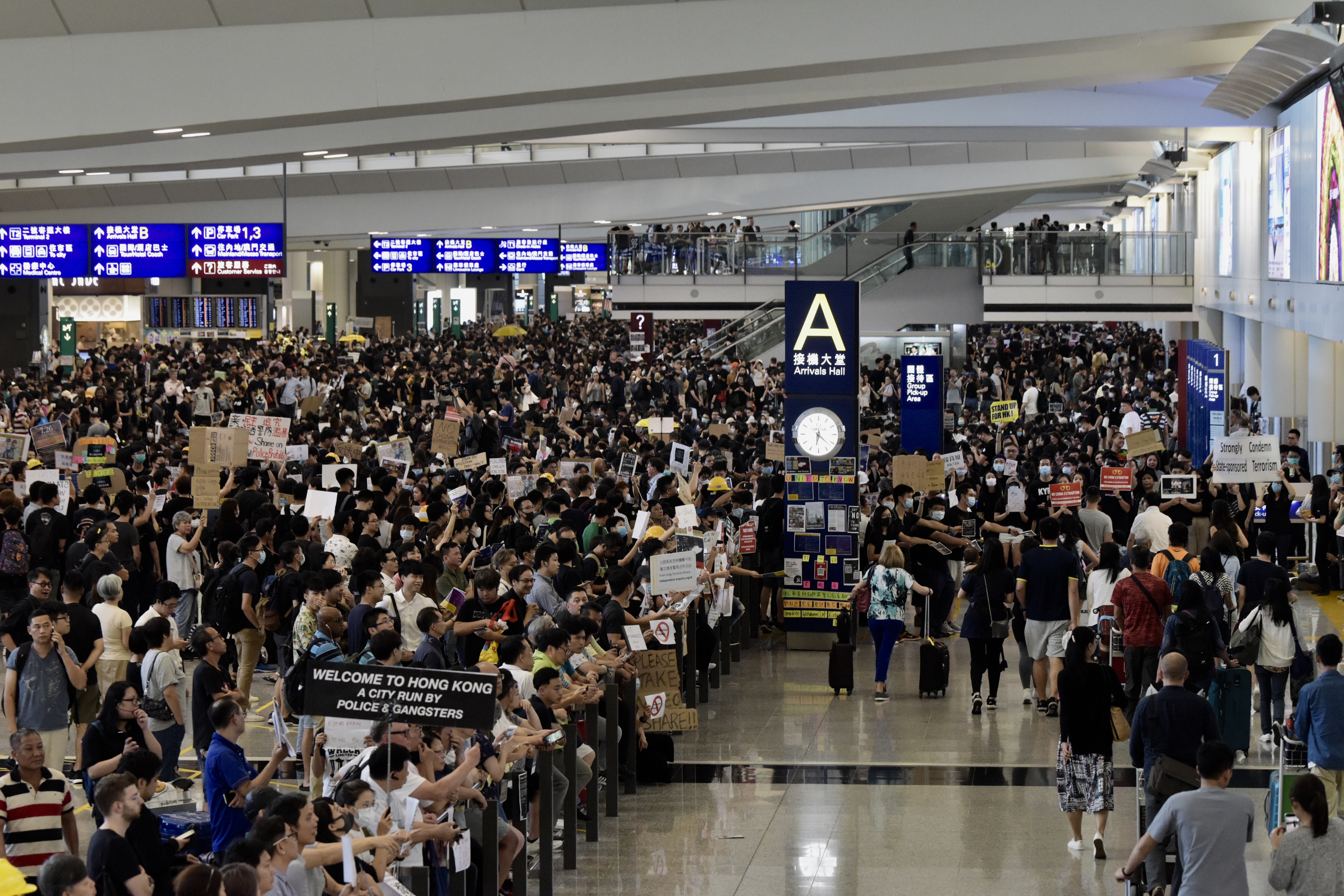 7月26日A示威者於接機大堂的ABB兩個出口外聚集A影響市民及旅客出行C]中新社資料圖片^