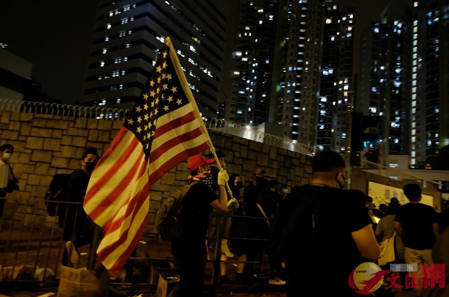 有暴徒手持美國國旗並蒙面參與包圍警署。