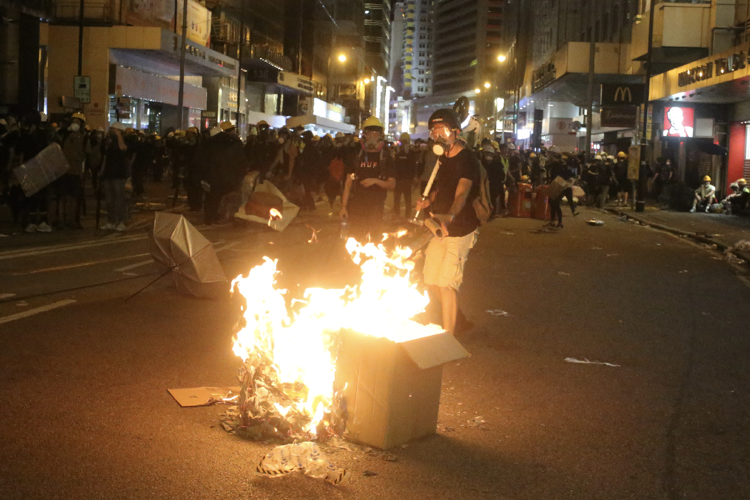 不少暴徒在銅鑼灣B西港城等多地點肆意縱火]大公報圖^