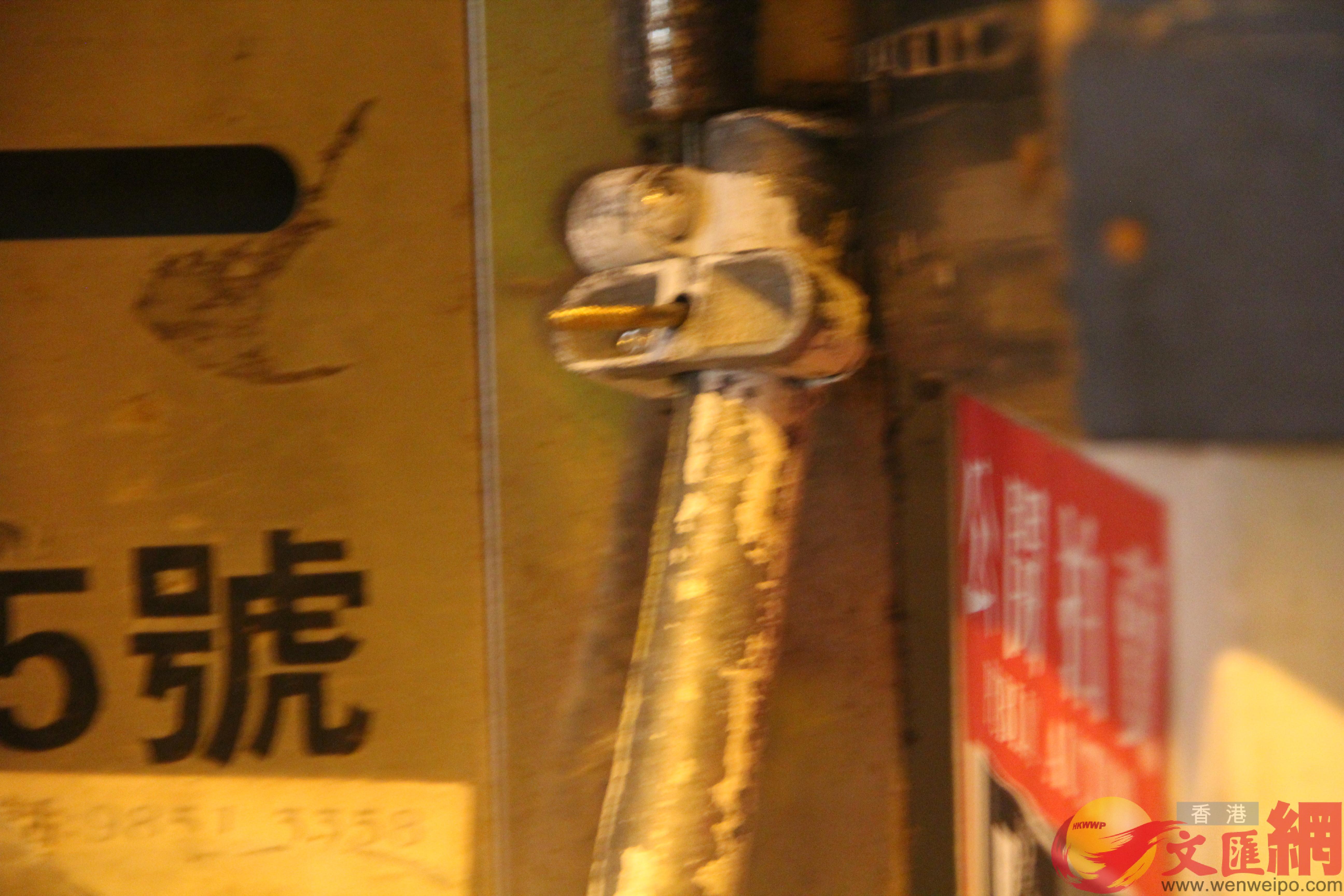 立在門邊的鐵管加裝了長釘]大公文匯全媒體記者攝^ 