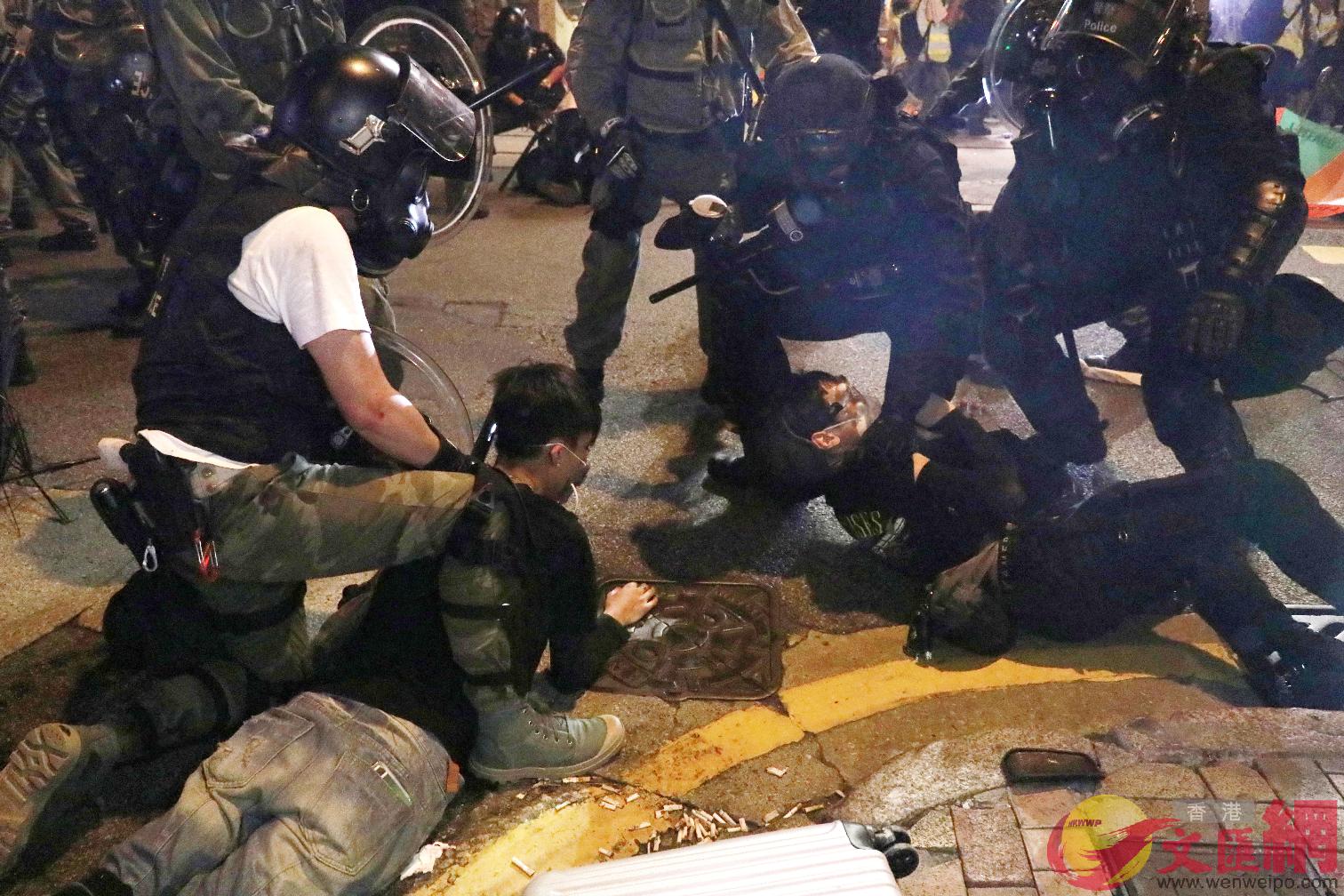 警方於當晚果斷執法A即場拘捕多名暴徒]香港文匯報圖^