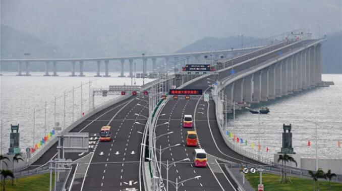 2018年10月24日A港珠澳大橋正式通車運營C新華社