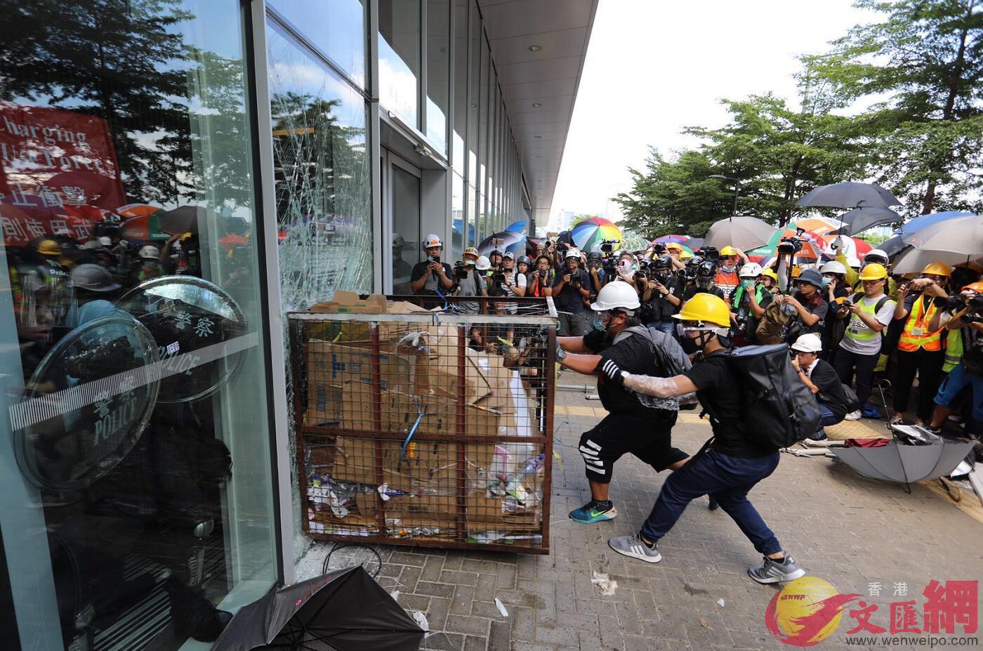 7月1日A立法會大樓遭到暴力衝擊C(大公文匯全媒體記者李斯哲攝)