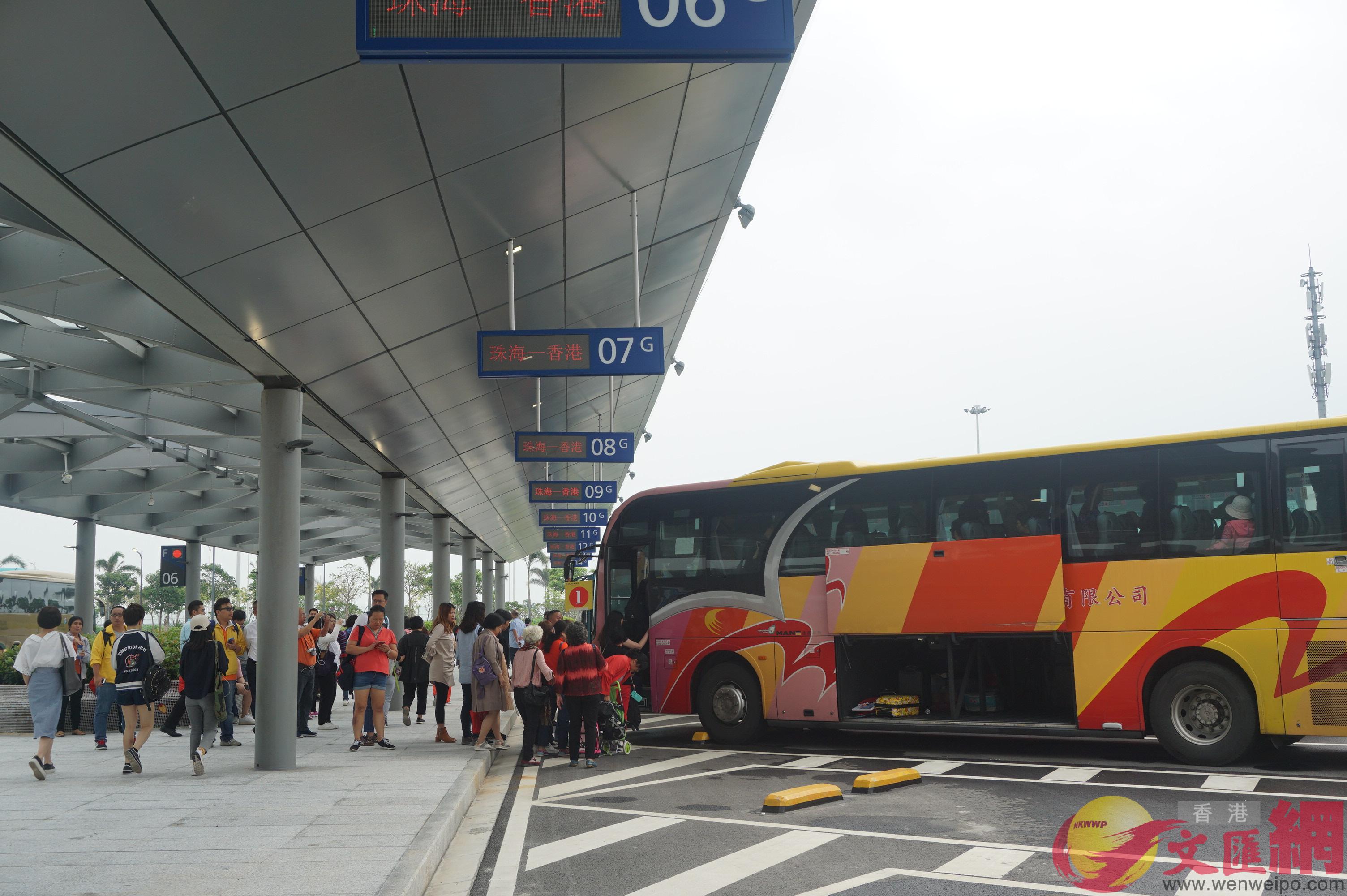 圖為在珠海和香港之間運營的香港跨境直通車 ]敖敏輝攝^