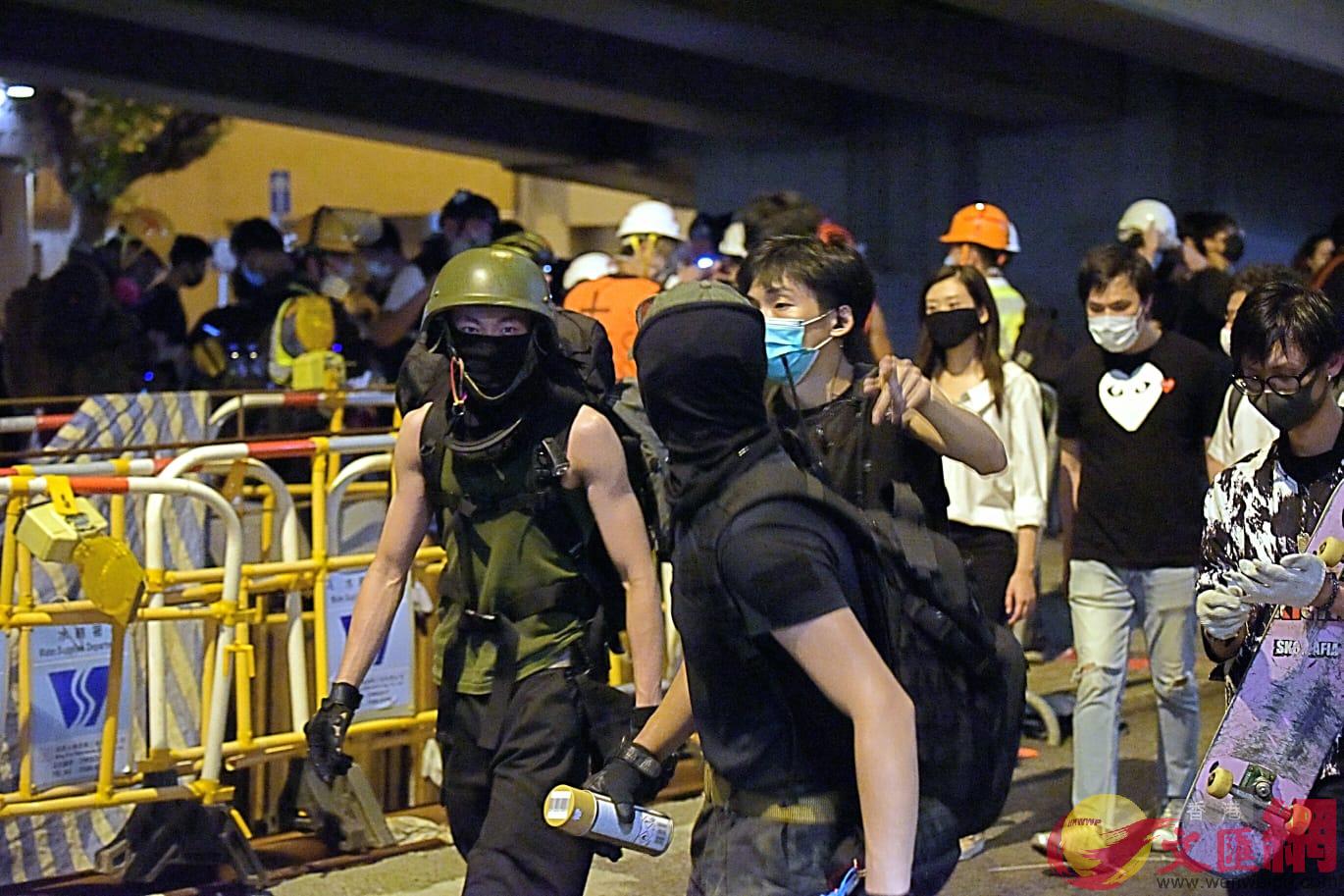 楊逸朗（左）在警總門外上齊裝備準備對警總進行衝擊。 資料圖片