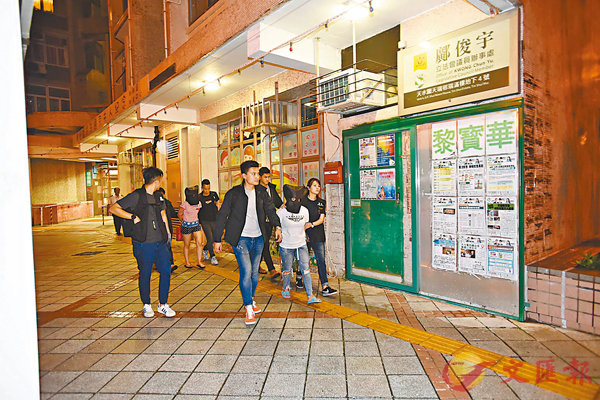 ■兩名涉案女子被蒙頭押走。香港文匯報記者 攝