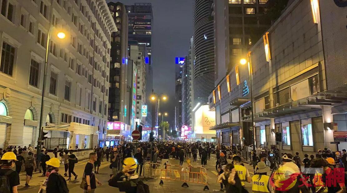 晚上約8時半A仍有不少示威者在彌敦道近尖沙咀附近非法集結(大公文匯全媒體記者攝)