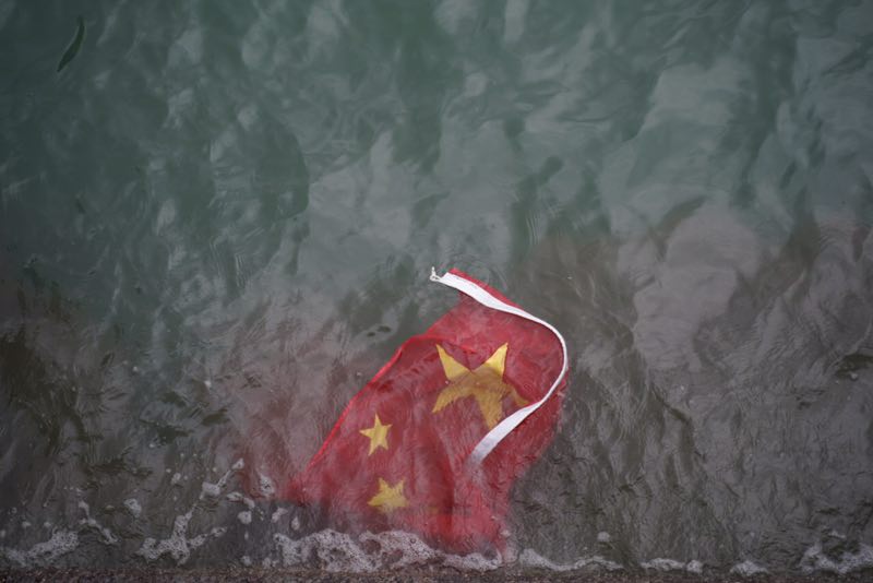 8月3日，尖沙咀海港城國旗被暴亂分子取下拋入海中。