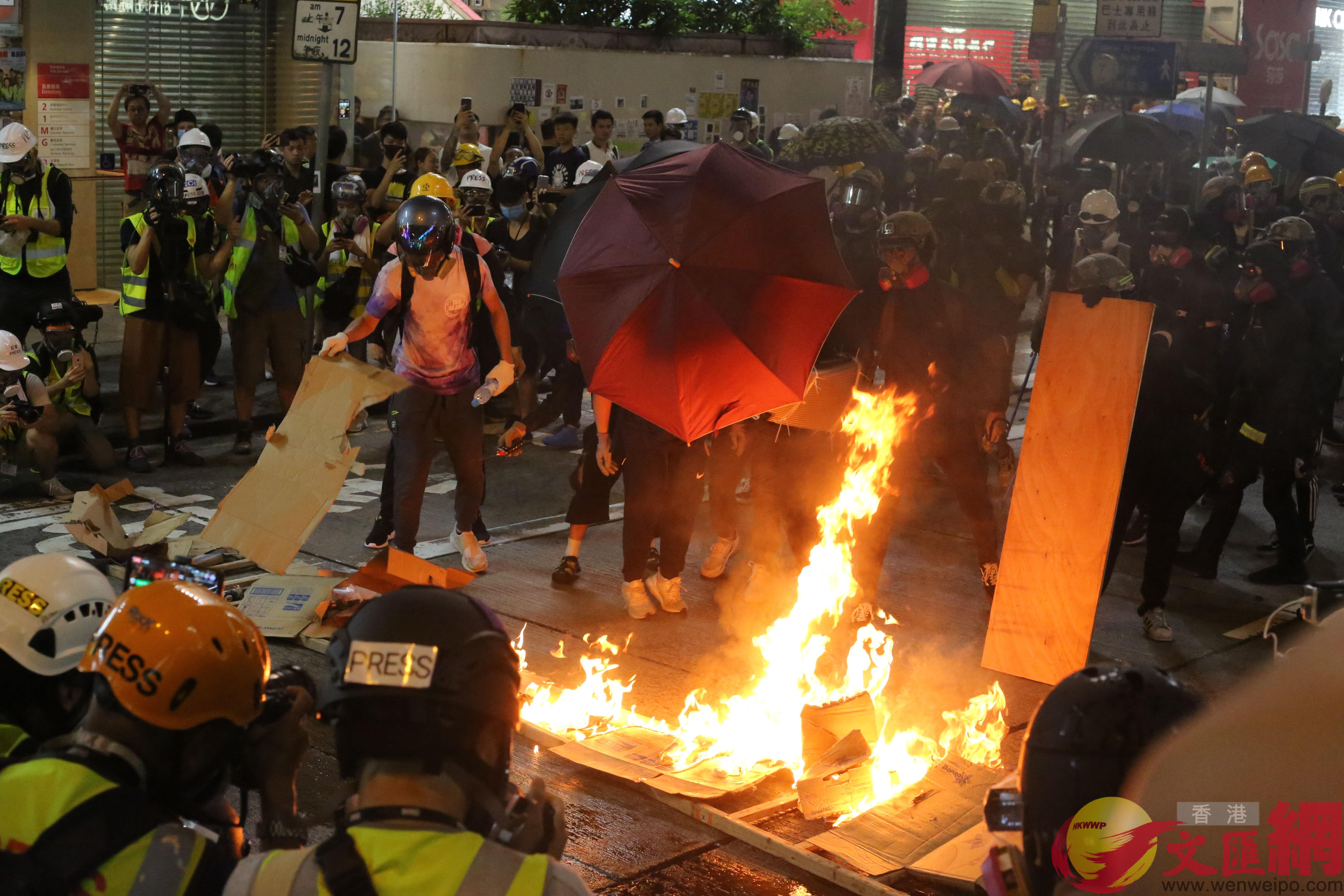 圖G3日晚A香港尖沙咀彌頓道有示威者阻路縱火(大公文匯全媒體記者 攝)