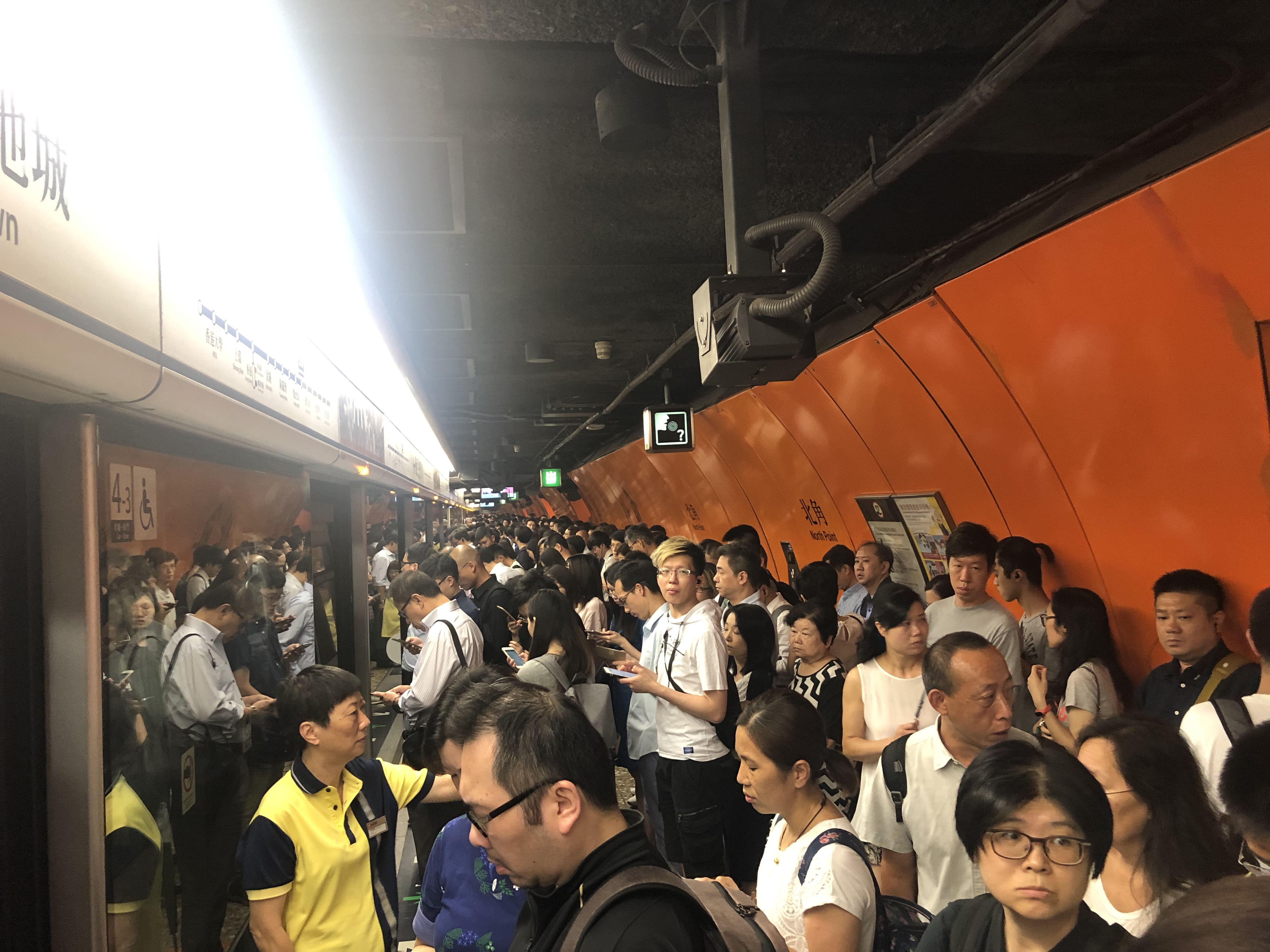 北角站月台今早因列車服務受阻A擠滿了等待上車的市民]大公文匯全媒體記者攝^